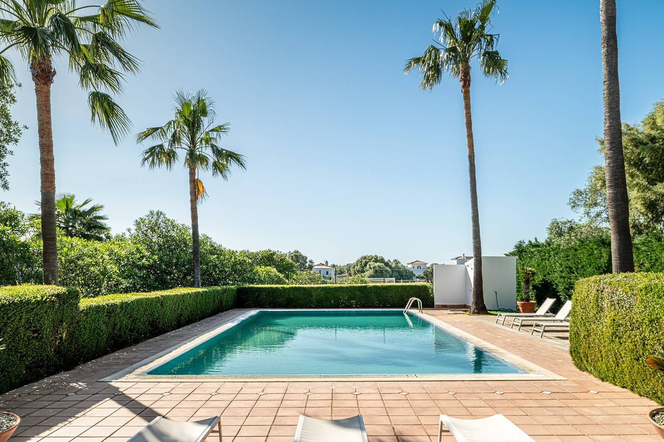 Villa Rosa con piscina, jardín y Wi-Fi in Benalup-Casas Viejas, Costa de la Luz