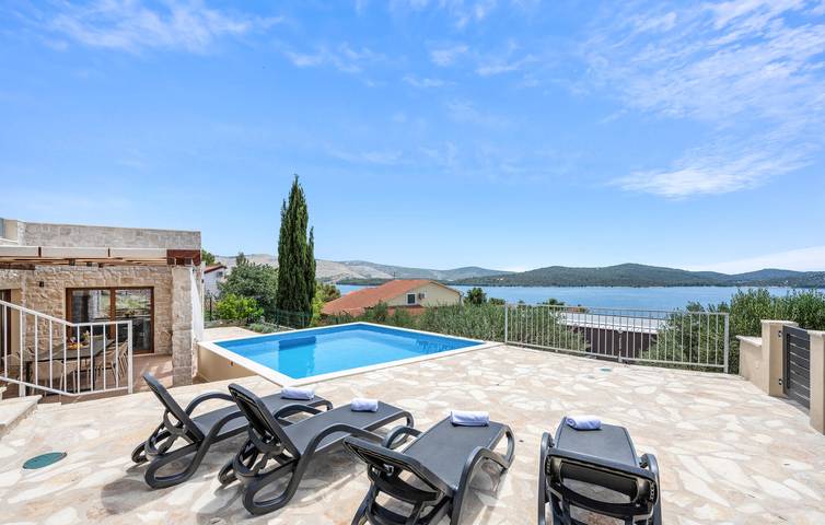 Location de vacances pour 8 personnes, avec piscine et terrasse à Zaboric - 2