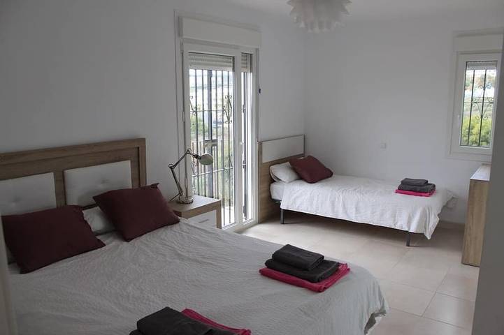 Villa Paz - Luxe abordable avec piscine privée et jardins in La Gaspara, Estepona