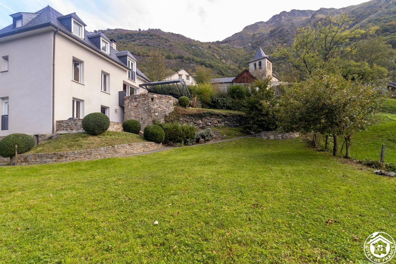 Charmantes Ferienhaus in Strandnähe mit Parkplatz, TV und Garten in Chèze, Nationalpark Pyrenäen