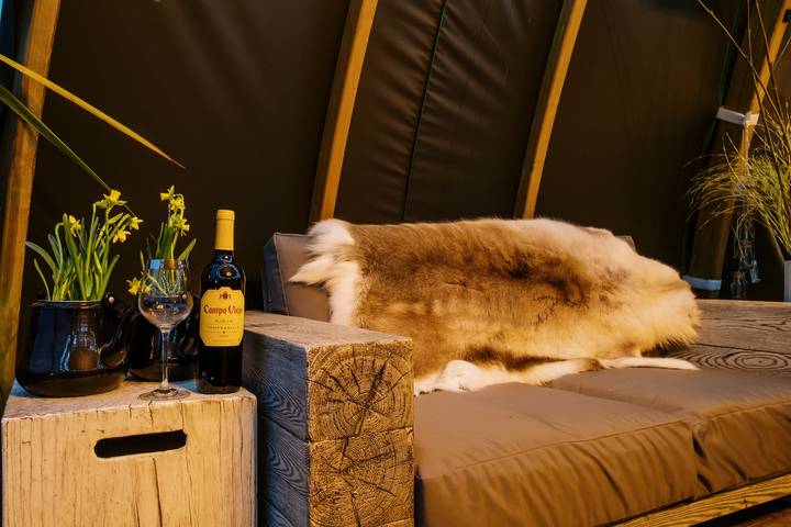 Shepherd's Hut- Hot Tub- Wellness Spa- Wood Burner in Melton, Leicestershire