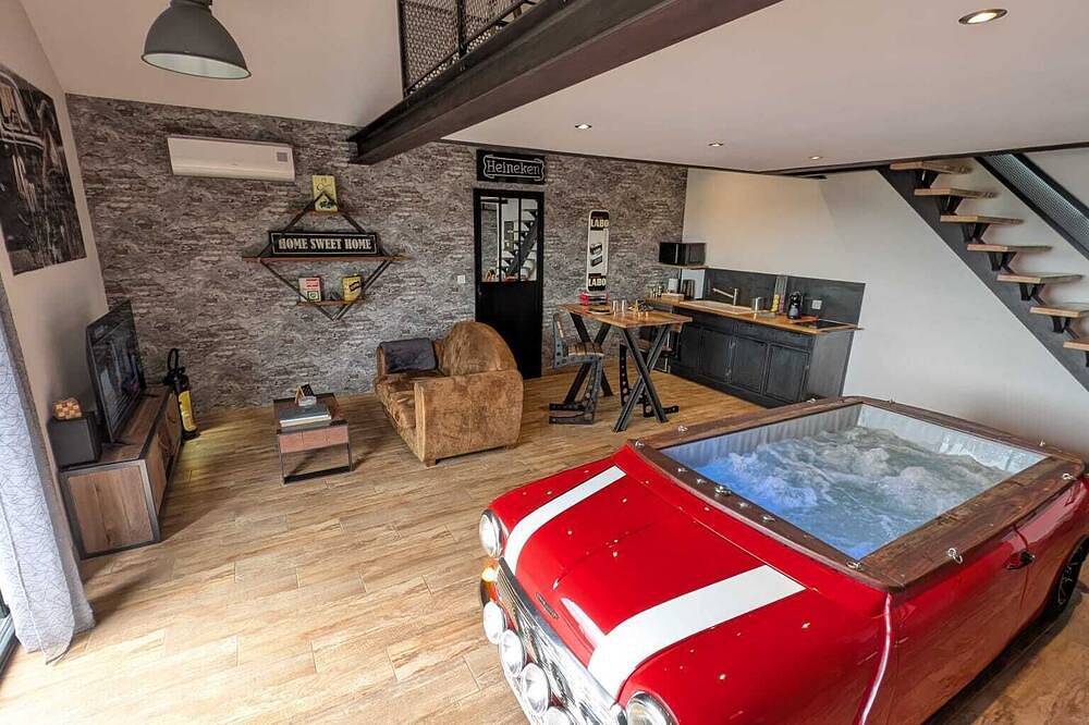 Loft Insolite Avec Jacuzzi Privatif et vue lac in Aiguebelette-le-Lac, Chambéry region