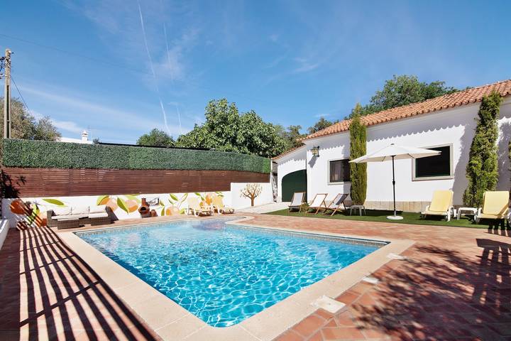 Appartement entier, Refuge privé dans une zone tranquille avec piscine partagée in São Brás de Alportel, District de Faro