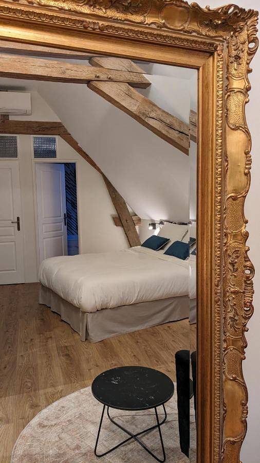 Large Double Room in Beaune, Région de Beaune