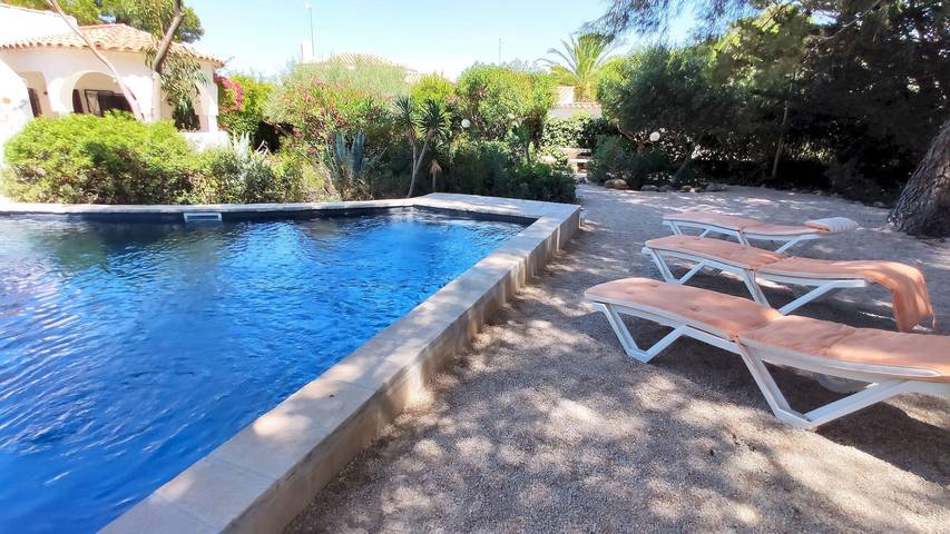 Location de vacances pour 6 personnes, avec jardin ainsi que vue et terrasse dans Les Tres Cales - 4