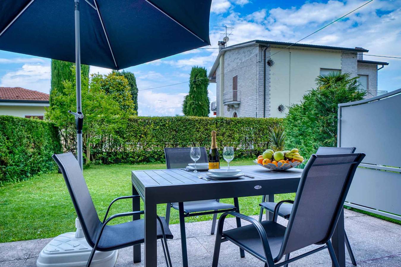 Appartamento intero, Appartamento per vacanze sull'acqua con molo comune per barche  in Lazise, Prealpi Gardesane