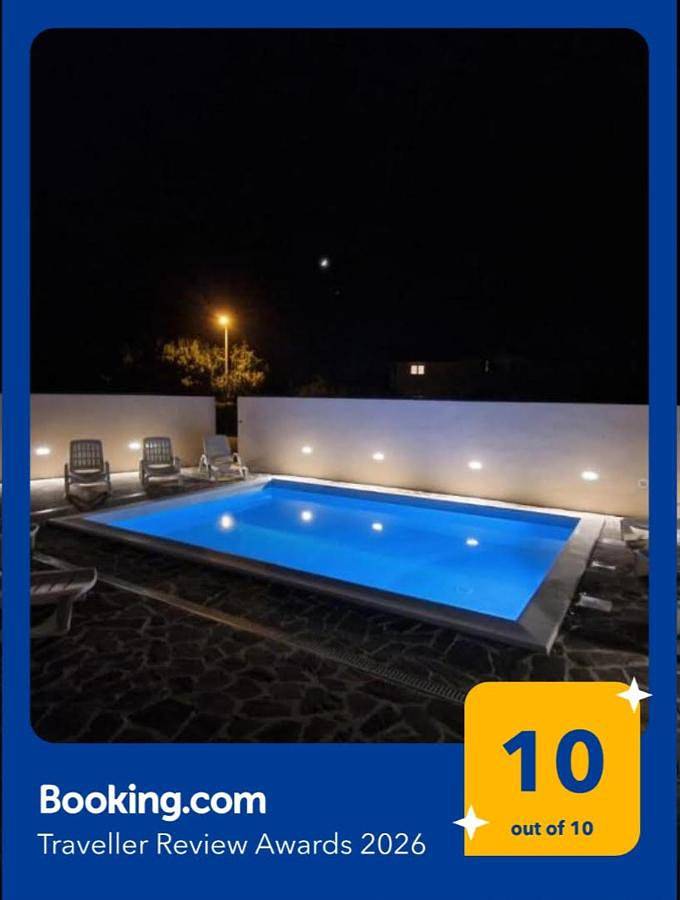 Gîte pour 8 personnes, avec piscine ainsi que vue et jardin dans Petrovija