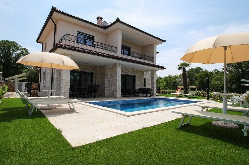 Luxusvilla mit fünf Zimmern und privatem Pool in Malinska in Malinska-Dubašnica, Krk