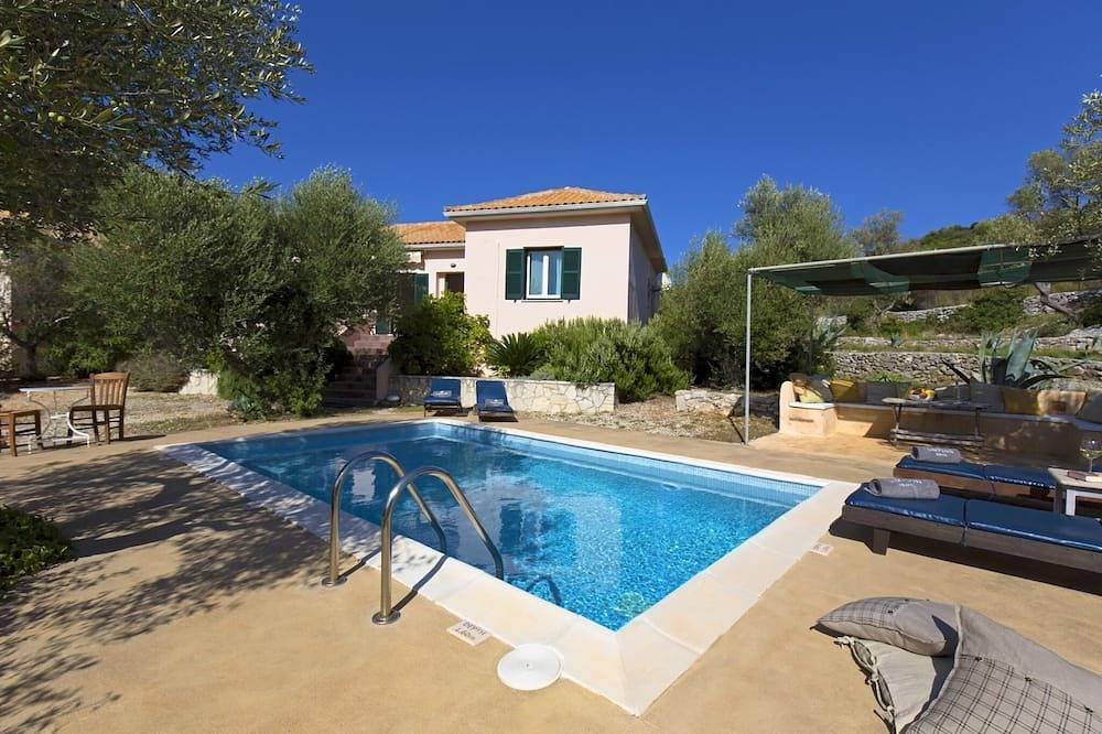 Bright Beachfront Villa with Direct Access near Vathy and Taverna in Griechenland