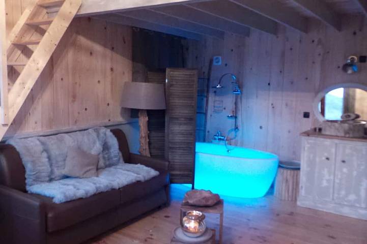 Cabane la terre est ronde pour ceux qui s'aiment in Colleville, Région du Havre