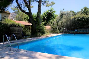 Gîte pour 4 personnes, avec jardin ainsi que terrasse et piscine à Cheval-Blanc