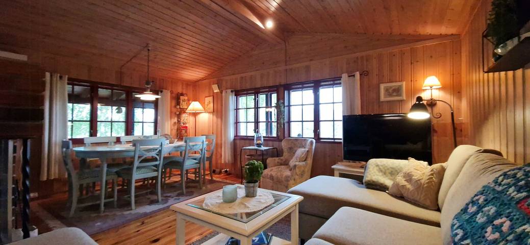 Traditionelle Hütte am Reinsvatn in Treungen in Nissedal