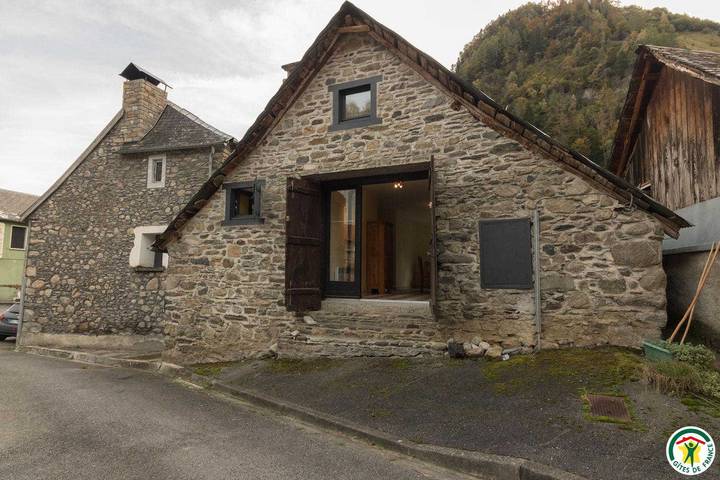 Gîte pour 3 personnes, avec jardin à Oô