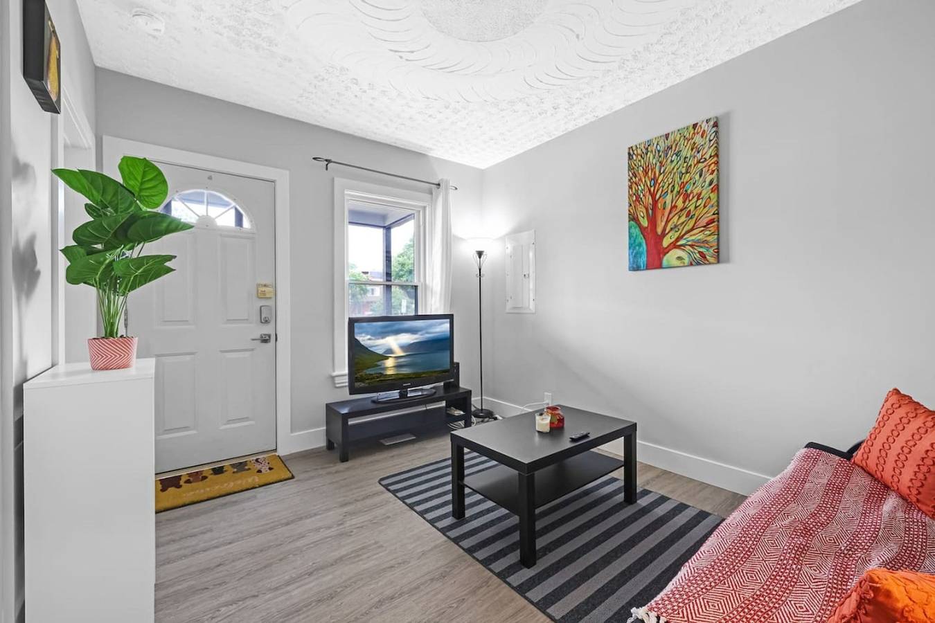 Bright & Renovated 3Br Hamilton Gem Near Downtown in Hamilton, Lake Ontario (Canada)