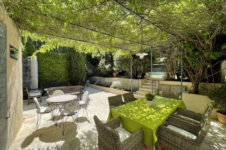 Location de vacances pour 10 personnes, avec terrasse ainsi que jardin et piscine, adapté aux familles à Lambesc - 2