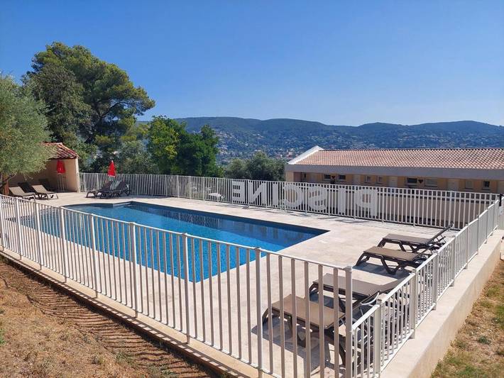 Hôtel pour 3 personnes, avec Terrasse ainsi que Jardin et Piscine
