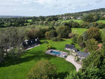 Gîte pour 6 personnes, avec jardin et vue ainsi que piscine et sauna, animaux acceptés à Coudray-Rabut