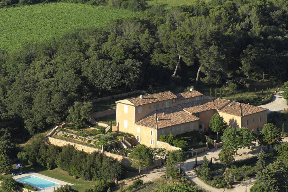 Beautiful manor with swimming pool and orchard facing the Provençal Colorado in Rustrel, Parque natural regional del Luberon