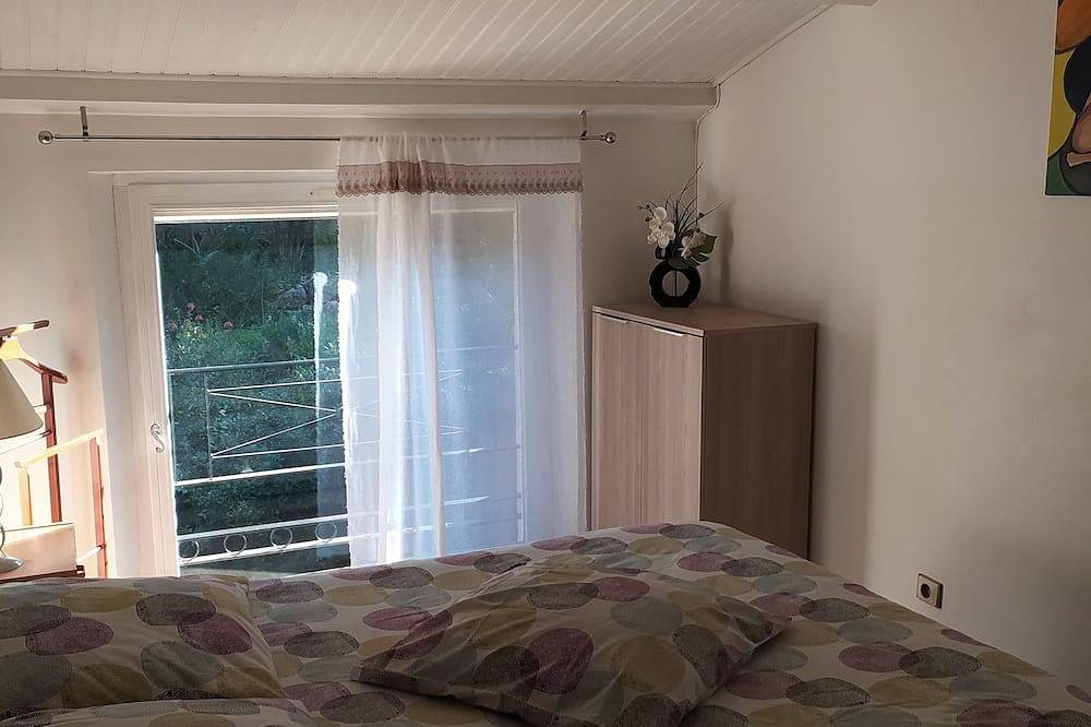 Two-room apartment in Fréjus, 5 km from the beaches, private swimming pool, guaranteed peace and quiet in Frejus, Massif de l'Esterel