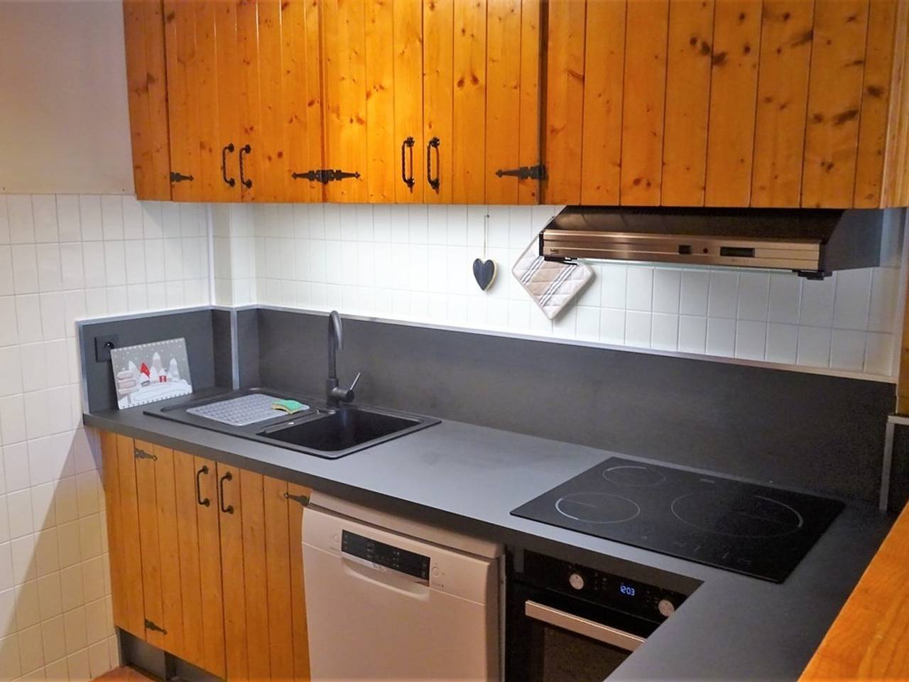 Entire apartment, Ski-in/Ski-out 2-Room Apartment for 6 with Parking, Near Shops in Les Gets, Les Portes du Soleil