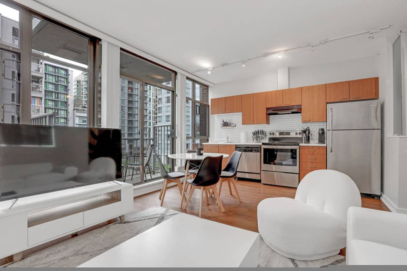 Ganze Wohnung, Downtown Van 2Br Stay | Balcony + Workspace in Vancouver, British-Columbia
