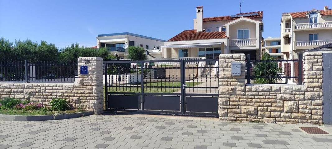 Villa pour 10 personnes, avec balcon et jacuzzi à Tribunj - 2