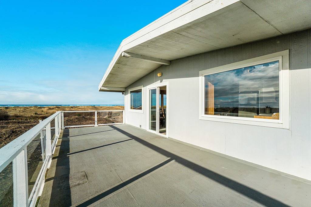 Private ocean view escape with large deck, Wifi, & wood-burning fireplace in Copalis Beach, Grays Harbor County