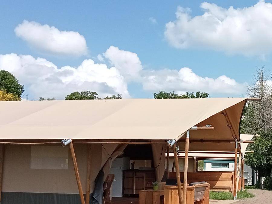 Camping La Perle - Tente en toile et en bois 5 personnes - Tente Safari Colorado in Saint-Médard-la-Rochette, Région d'Aubussargues