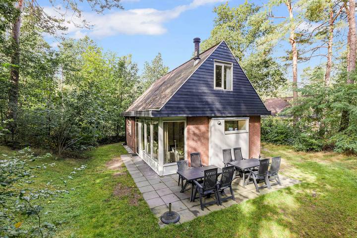 Bungalow voor 8 personen, met terras en balkon/terras in Hoenderloo