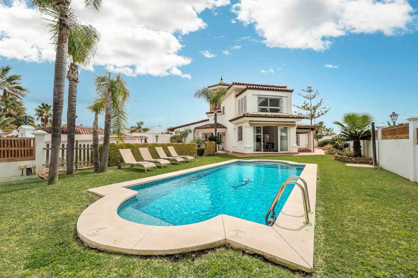 Villa 'Hakuna Matata' with Sea View, Wi-Fi and Air Conditioning in Las Chapas, Marbella
