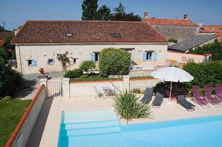 Gîte pour 7 personnes, avec terrasse ainsi que piscine et jardin