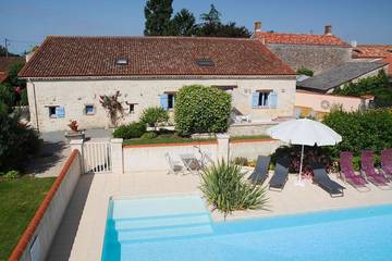 Gîte pour 7 personnes, avec terrasse ainsi que piscine et jardin à Corpe