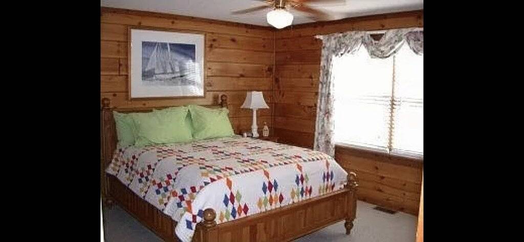 Rustic Log Cabin with amazing view of Lake Gaston! in Lake Gaston