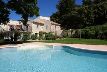 Gîte pour 2 personnes, avec terrasse ainsi que jardin et piscine dans le Vaucluse