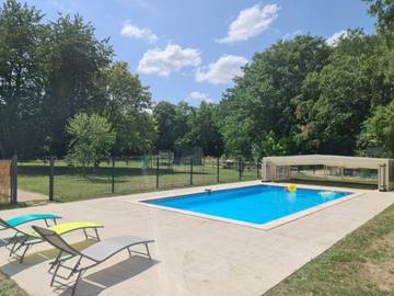 Gîte pour 7 personnes, avec terrasse ainsi que piscine et jardin à Crouzilles