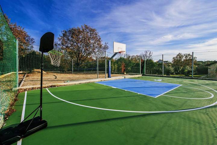 Villa pour 16 personnes, avec Terrasse ainsi que Jardin et Piscine à Nin