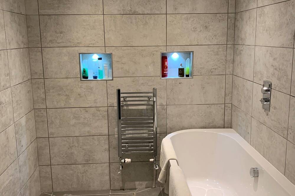 A modern luxury bungalow with an amazing hot tub located in a rural part of Kent in Greensands Ridge, East Sutton