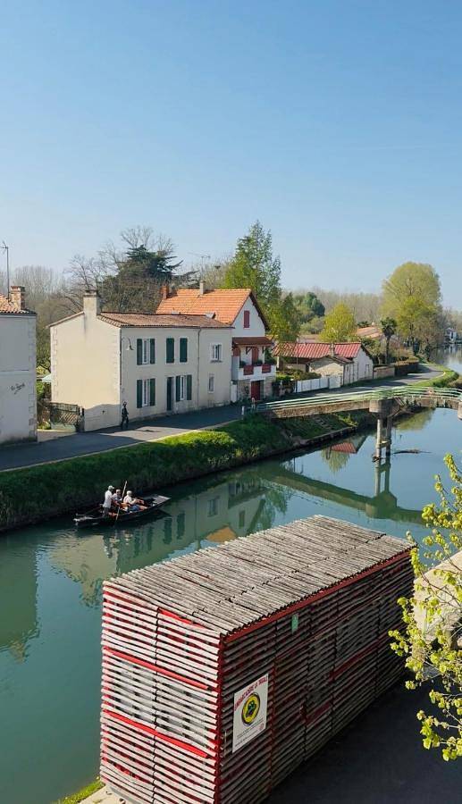 Location de vacances pour 6 personnes, avec vue et jardin, adapté aux familles dans Office de Tourisme de Coulon - Maison du Marais Poitevin - 4