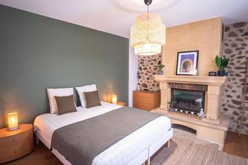 Gîte pour 2 personnes, avec vue ainsi que terrasse et piscine à Les Ollières-sur-Eyrieux