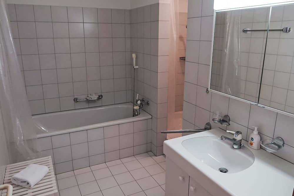 Entire apartment, Lovely apartment for 4 guests with Wifi, Tv, balcony and panoramic view in Disentis, Surselva