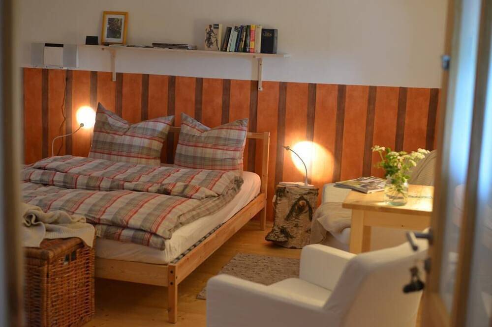 Ganze Wohnung, Kleine Vintage-Ferienwohnung für1-3Gäste, Außenpool, Sauna, Park, Natur, Ruhe in Pegau, Burgenlandkreis