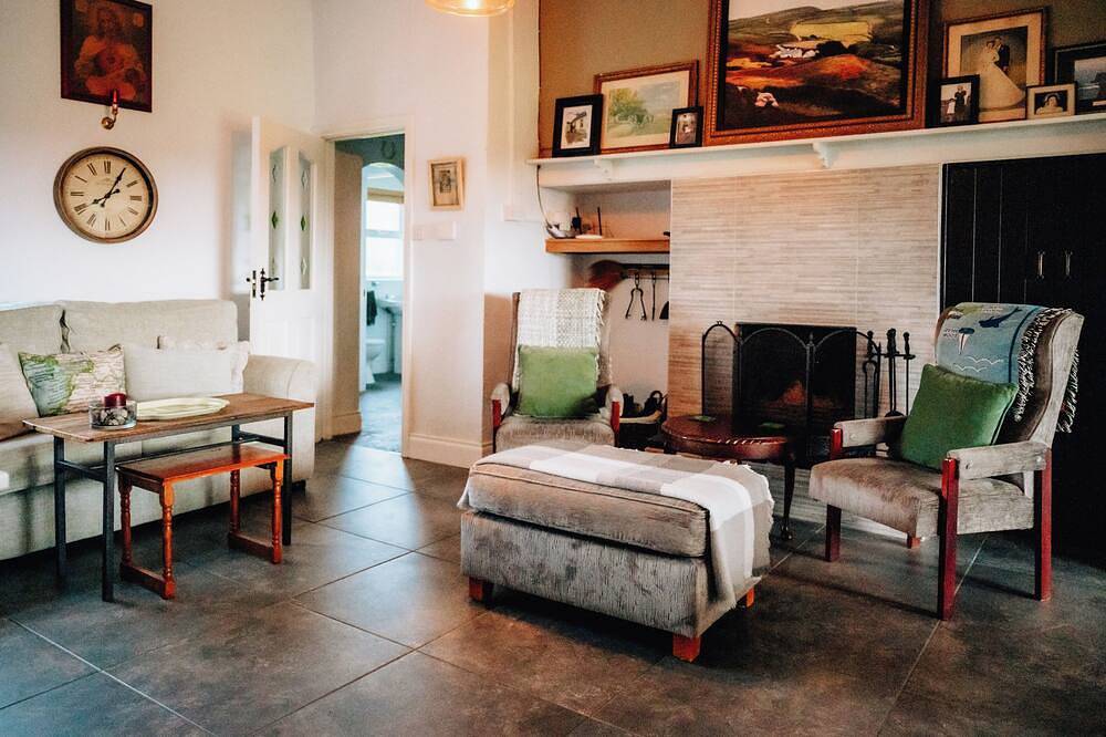 Charming Rural Irish Cottage near golf, beaches, castles and villages in County Clare