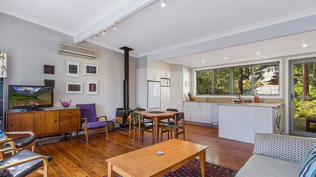 Hillside Hideaway by Holidayco. in Pearl Beach, New South Wales