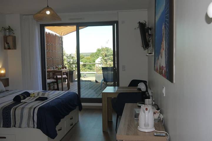 Apartamento entero, Studio with private terrace and swimming pool. 15 minutes from the historic center of Aix-en-Provence in Éguilles, Costa mediterránea (Francia)