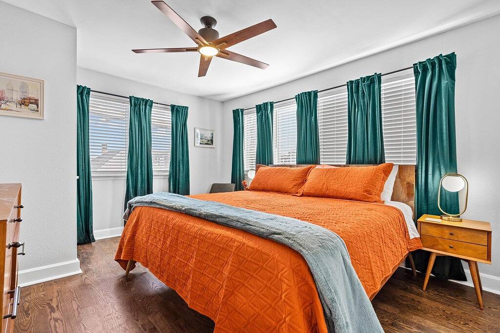 Ganze Wohnung, Beautifully Remodeled 3 bed + Walkable to Westport + Private Courtyard! in Kansas City, Missouri