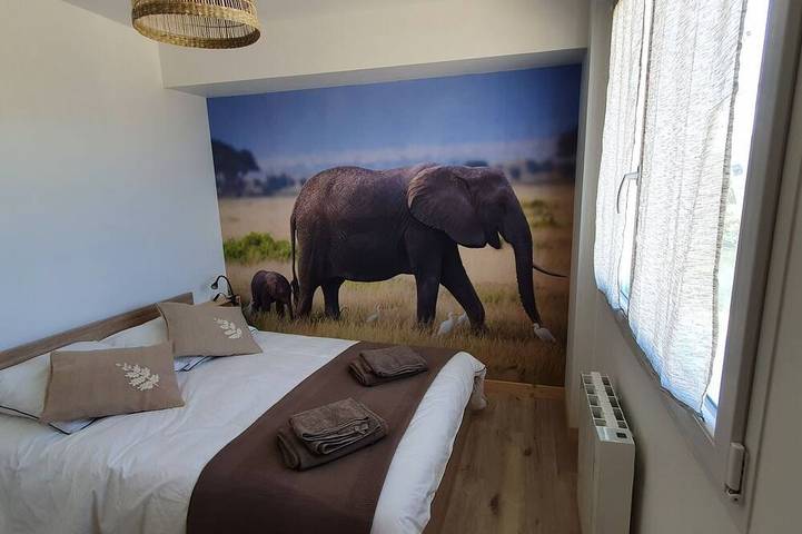 Casa para 12 con piscina climatizada y terraza al lado del río en La Flèche, cerca del zoo in La Flèche, Sarthe
