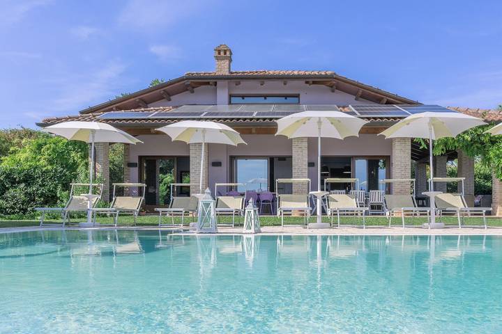 Casa vacanza per 9 persone, con Giardino e Piscina a San Costanzo