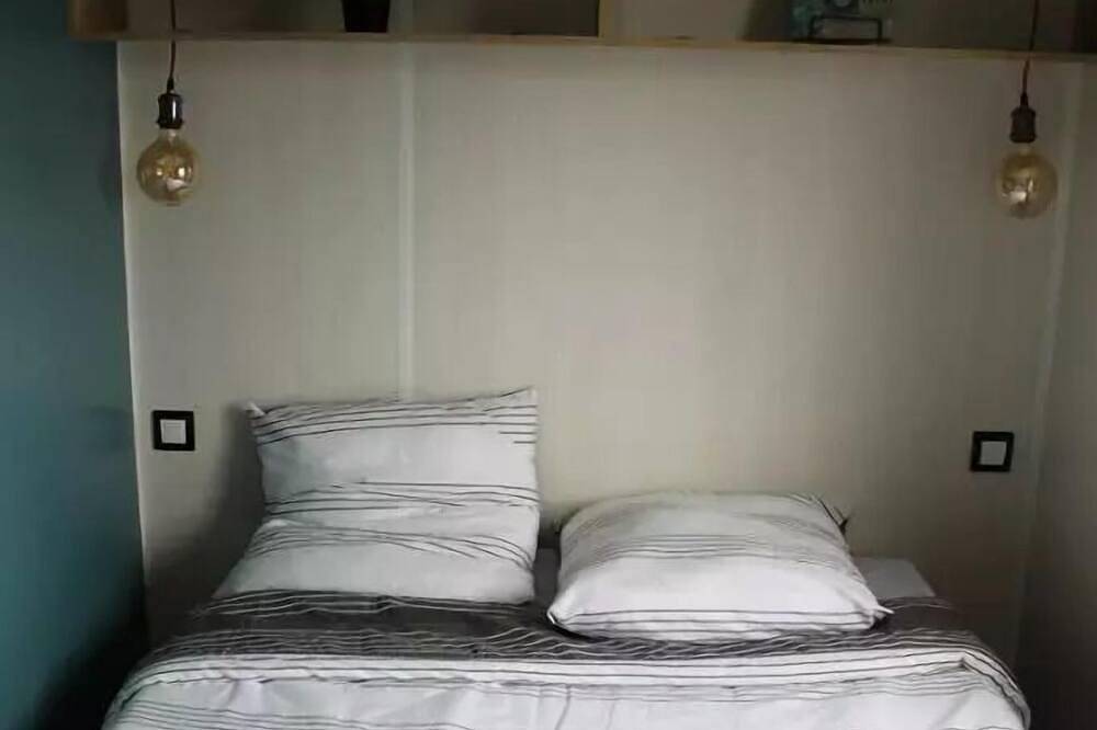 Cabane Glamping 22m² (2 chambres) - sans sanitaires 5 personnes in Thérondels, L'Aubrac