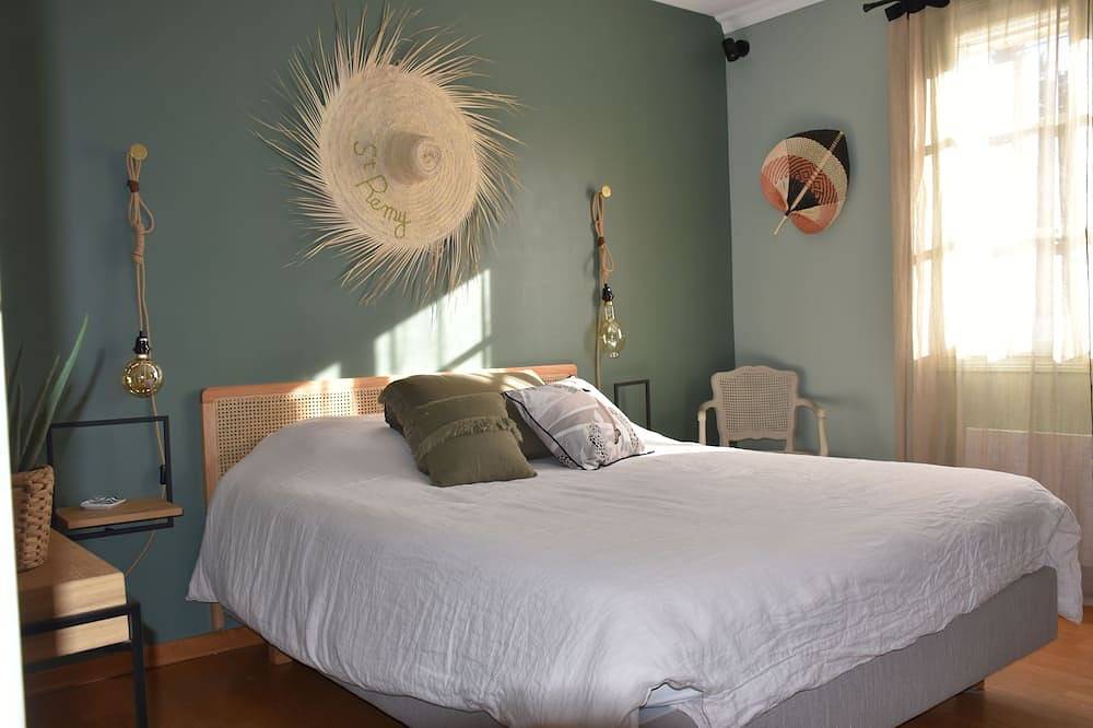 Contemporary villa between Avignon and St Rémy de Provence with private pool in Barbentane, Region de Arles