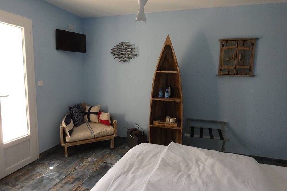 Comfortable guest room with terrace in character guest house. in L'Isle-sur-la-Sorgue, Vaucluse